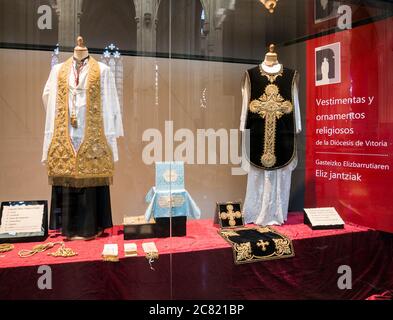 Vestimentas religiosas. Museo Diocesano de Arte Sacro. Catedral de María Inmaculada (Catedral Nueva). Vitoria. Álava. País Vasco. España Foto Stock