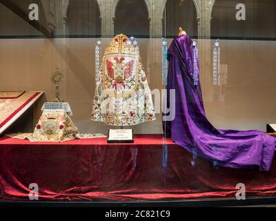 Vestimentas religiosas. Museo Diocesano de Arte Sacro. Catedral de María Inmaculada (Catedral Nueva). Vitoria. Álava. País Vasco. España Foto Stock