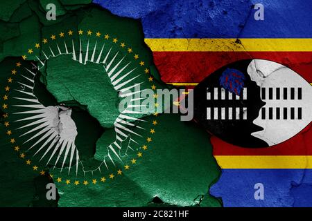 Bandiere dell'Unione Africana e dello Swaziland dipinte su pareti incrinate Foto Stock