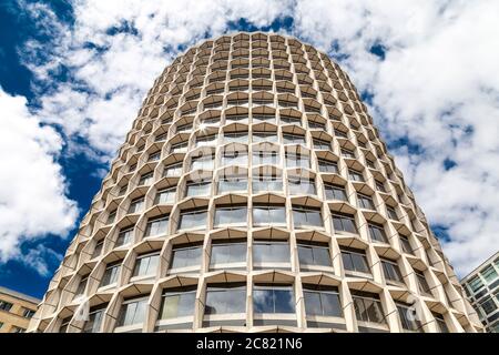 Camera spaziale in stile brutale (One Kemble Street) vicino a Holborn, Londra, Regno Unito Foto Stock