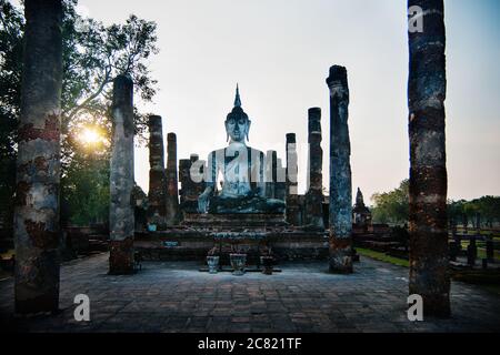 Antiche rovine buddiste nel Parco storico di Sukhothai nella provincia di Sukhothai, Thailandia, Sud-est asiatico Foto Stock