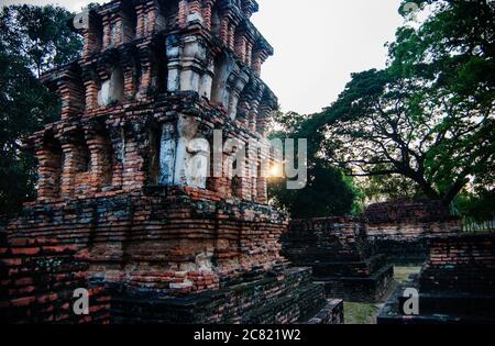Antiche rovine buddiste nel Parco storico di Sukhothai nella provincia di Sukhothai, Thailandia, Sud-est asiatico Foto Stock