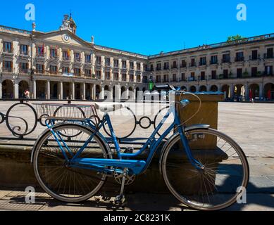 Plaza de España con bicicleta. Vitoria. Álava. País Vasco. España Foto Stock