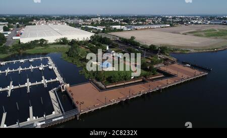 Vista aerea del parco sul lungomare di Carteret e del porto municipale di Carteret lungo l'Arthur Kill a NJ Foto Stock