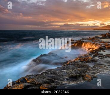 Tramonto spettacolare sulle scogliere rocciose di Fuerteventura Foto Stock