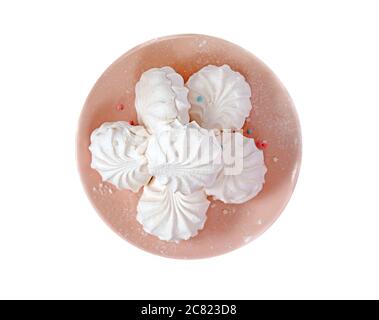 Piatto rosa isolato con dolci, marshmallow bianco su fondo bianco Foto Stock