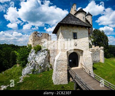 Castello di Bobolice in Polonia. Il castello fa parte del sistema di roccaforti conosciuto come i nidi delle aquile Foto Stock