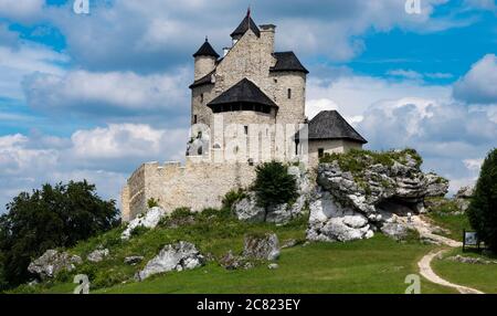 Castello di Bobolice in Polonia. Il castello fa parte del sistema di roccaforti conosciuto come i nidi delle aquile Foto Stock