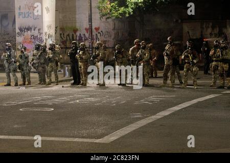 Portland, Stati Uniti. 20 luglio 2020. I manifestanti smantellano una recinzione presso il Tribunale federale di Portland, Oregon, il 19 luglio 2020 e vengono accolti con gas lacrimogeni, munizioni e cariche di polizia. (Foto di John Rudoff/Sipa USA) Credit: Sipa USA/Alamy Live News Foto Stock