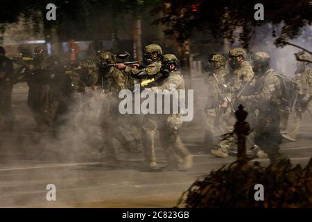 Portland, Stati Uniti. 20 luglio 2020. I manifestanti smantellano una recinzione presso il Tribunale federale di Portland, Oregon, il 19 luglio 2020 e vengono accolti con gas lacrimogeni, munizioni e cariche di polizia. (Foto di John Rudoff/Sipa USA) Credit: Sipa USA/Alamy Live News Foto Stock