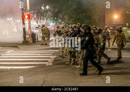 Portland, Stati Uniti. 20 luglio 2020. I manifestanti smantellano una recinzione presso il Tribunale federale di Portland, Oregon, il 19 luglio 2020 e vengono accolti con gas lacrimogeni, munizioni e cariche di polizia. (Foto di John Rudoff/Sipa USA) Credit: Sipa USA/Alamy Live News Foto Stock