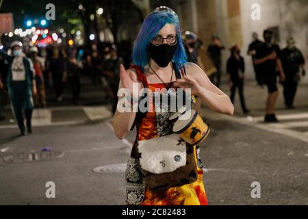 Portland, Stati Uniti. 20 luglio 2020. I manifestanti smantellano una recinzione presso il Tribunale federale di Portland, Oregon, il 19 luglio 2020 e vengono accolti con gas lacrimogeni, munizioni e cariche di polizia. (Foto di John Rudoff/Sipa USA) Credit: Sipa USA/Alamy Live News Foto Stock