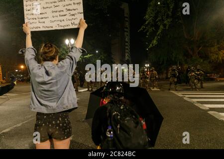 Portland, Stati Uniti. 20 luglio 2020. I manifestanti smantellano una recinzione presso il Tribunale federale di Portland, Oregon, il 19 luglio 2020 e vengono accolti con gas lacrimogeni, munizioni e cariche di polizia. (Foto di John Rudoff/Sipa USA) Credit: Sipa USA/Alamy Live News Foto Stock