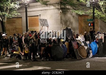 Portland, Stati Uniti. 20 luglio 2020. I manifestanti smantellano una recinzione presso il Tribunale federale di Portland, Oregon, il 19 luglio 2020 e vengono accolti con gas lacrimogeni, munizioni e cariche di polizia. (Foto di John Rudoff/Sipa USA) Credit: Sipa USA/Alamy Live News Foto Stock