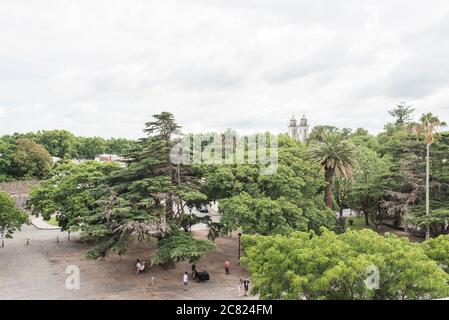Colonia del Sacramento / Uruguay; 2 gennaio 2019: Vista panoramica della città dal punto di vista al faro Foto Stock