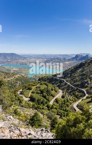 Strada tortuosa e lago turchese nel Parco Nazionale di Grazalema, Spagna Foto Stock