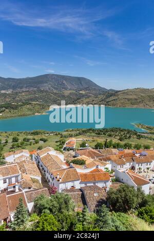 Zahara de la Sierra village presso il lago di Grazalema parco naturale, Spagna Foto Stock