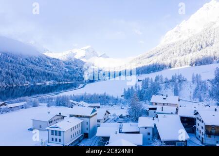 Scatto aereo delle montagne innevate sotto la luce del sole Foto Stock