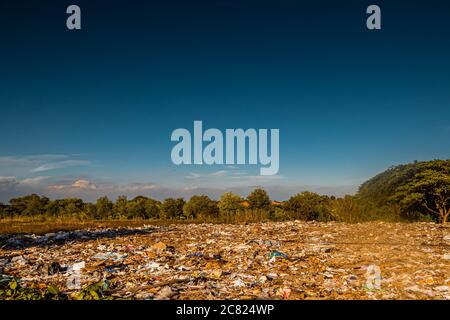 Rifiuti Keeper Terra rifiuti rifiuti rifiuti rifiuti rifiuti rifiuti ambientali. Problema di riscaldamento globale Foto Stock