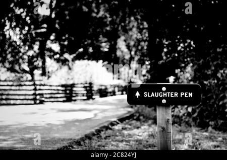 Primo piano del cartello per la Slaughter Pen, dove i soldati hanno subito una carneficina nella battaglia della Guerra civile al campo di battaglia di Stones River a Murfreesboro, Tennessee, USA Foto Stock