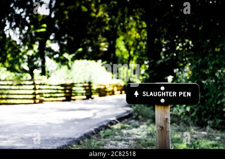 Primo piano del cartello per la Slaughter Pen, dove i soldati hanno subito una carneficina nella battaglia della Guerra civile al campo di battaglia di Stones River a Murfreesboro, Tennessee, USA Foto Stock