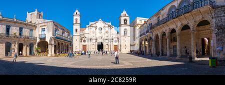 La Cattedrale di l'Avana e la sua piazza adiacente e palazzi coloniali Foto Stock