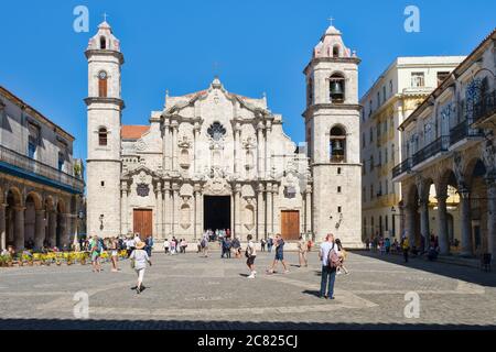 La Cattedrale di l'Avana e la sua piazza adiacente e palazzi coloniali Foto Stock