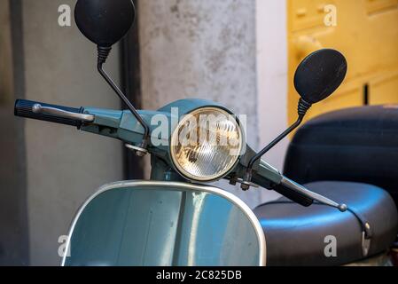 terni, italia 20 2020 luglio: davanti a una vespa piaggio parcheggiata Foto Stock