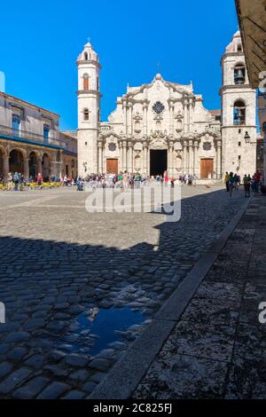 La Cattedrale di l'Avana e la sua piazza adiacente e palazzi coloniali Foto Stock