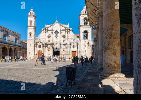 La Cattedrale di l'Avana e la sua piazza adiacente e palazzi coloniali Foto Stock