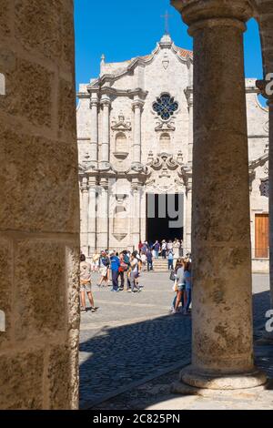 La Cattedrale di l'Avana e la sua piazza adiacente e palazzi coloniali Foto Stock