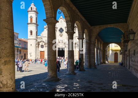 La Cattedrale di l'Avana e la sua piazza adiacente e palazzi coloniali Foto Stock