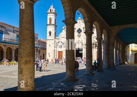 La Cattedrale di l'Avana e la sua piazza adiacente e palazzi coloniali Foto Stock