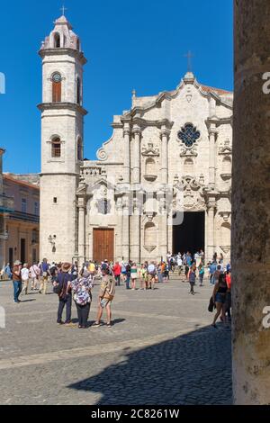 La Cattedrale di l'Avana e la sua piazza adiacente e palazzi coloniali Foto Stock