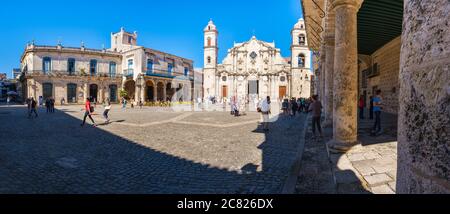 La Cattedrale di l'Avana e la sua piazza adiacente e palazzi coloniali Foto Stock