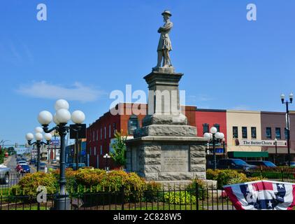 Statua del Confederato generale Hatton, armi incrociate con spada su pietra plinto sulla piazza della città in Libano, TN, USA, ora controverso post BLM. Foto Stock