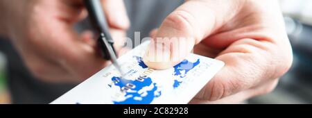 Tagliando carta di credito con forbici, sistema bancario Foto Stock