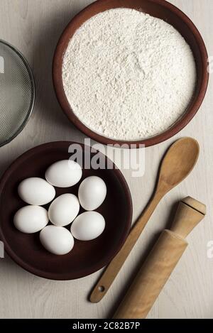 Colpo di patate, aglio, basilico e una perdita su una superficie di legno. Foto Stock
