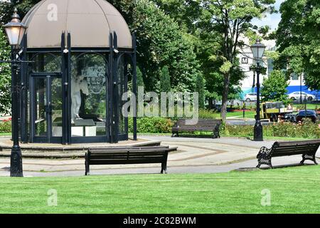 Stand band con scultura, Harrogate centro città, North Yorkshire Foto Stock