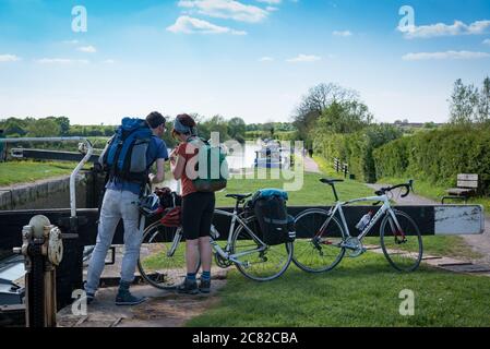 Una coppia che guarda una mappa durante un giro in bicicletta lungo il canale Avon-Kennett da Bath a Honeystreet con Secret Adventures, Inghilterra Foto Stock