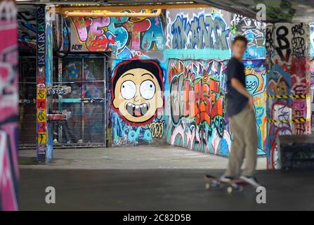 Londra, Inghilterra, Regno Unito. Skateboarder nell'Undercroft sotto il Teatro Nazionale sulla sponda Sud Foto Stock