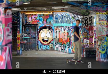 Londra, Inghilterra, Regno Unito. Skateboarder nell'Undercroft sotto il Teatro Nazionale sulla sponda Sud Foto Stock