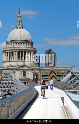 Londra, Inghilterra, Regno Unito. Millennium Bridge guardando verso la Cattedrale di San Paolo - molto tranquillo durante la pandemia COVID-19, luglio 2020 Foto Stock