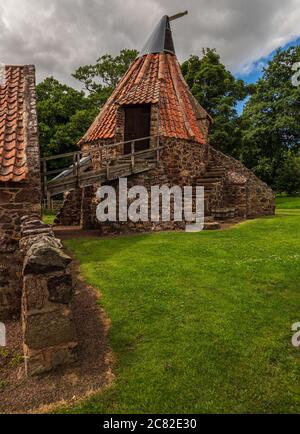 Preston Mill, East Lothian, Scozia, l'edificio del forno rotondo è stato utilizzato per asciugare l'avena prima che entrassero nel processo di macinazione negli edifici behin Foto Stock