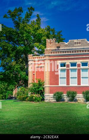 Una parte di un edificio presso l'ex Accademia militare di Castle Heights, con quine e altre caratteristiche decorative di battaglia, in Libano, TN, USA Foto Stock