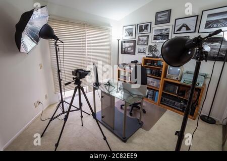 L'ufficio domestico è stato configurato come studio di registrazione con luci, fotocamera e treppiede per lavorare, scuola o socializzare. Foto Stock