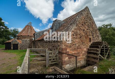 La ruota di Old Mill e il torrente a Preston Mill, East Linton, nella East Lothian, Scozia, la posizione è utilizzata nella serie Outlander Foto Stock