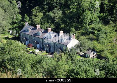 Blackwell Mill Cottages sulle rive del fiume Wye all'inizio del Monsal Trail nel Derbyshire Foto Stock