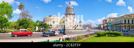 Vista panoramica ad alta risoluzione del centro di Havana con il Campidoglio e le classiche auto americane Foto Stock