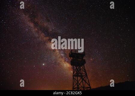 Lone Pine, California. 19 luglio 2020. Il Mily Way è illuminato dietro una torre di guardia nel sito storico nazionale di Manzanar. Foto Stock